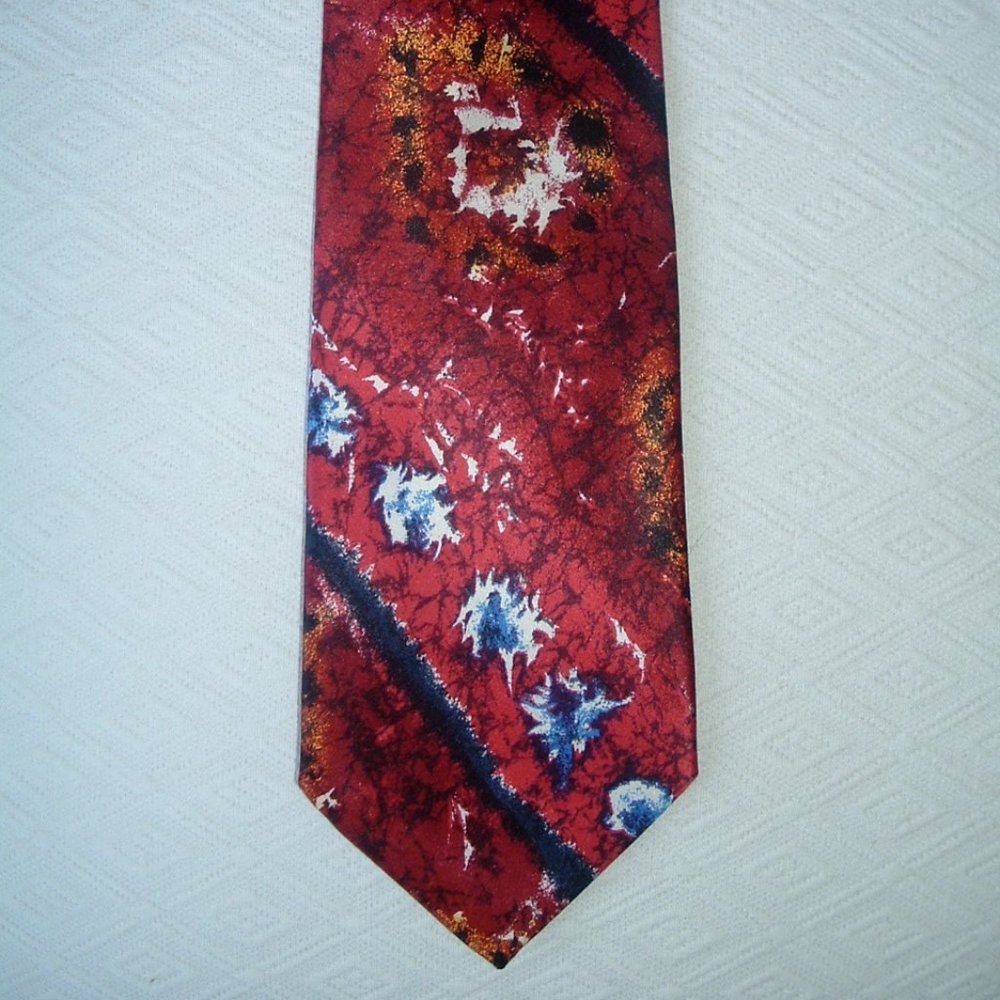 Serica red silk art to wear tie